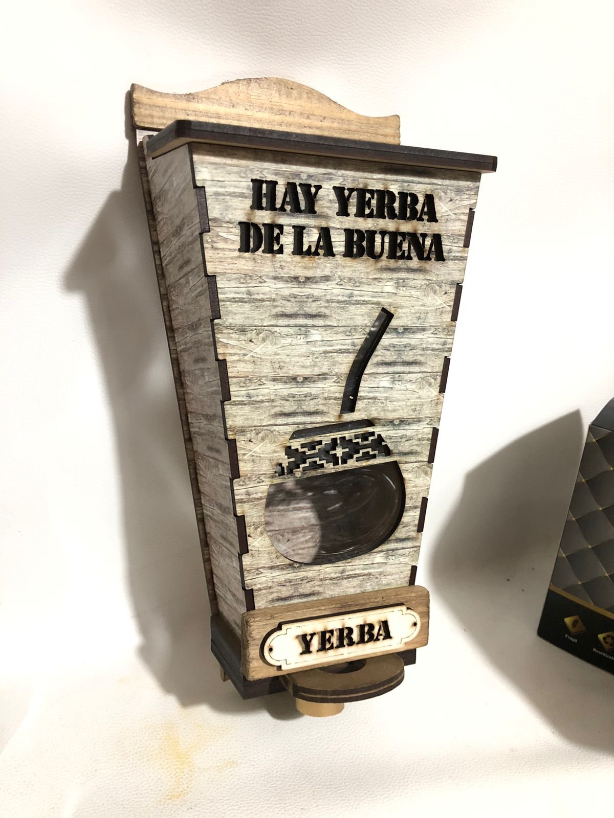 Yerbera de Madera Trabajada – Raíces Criollas