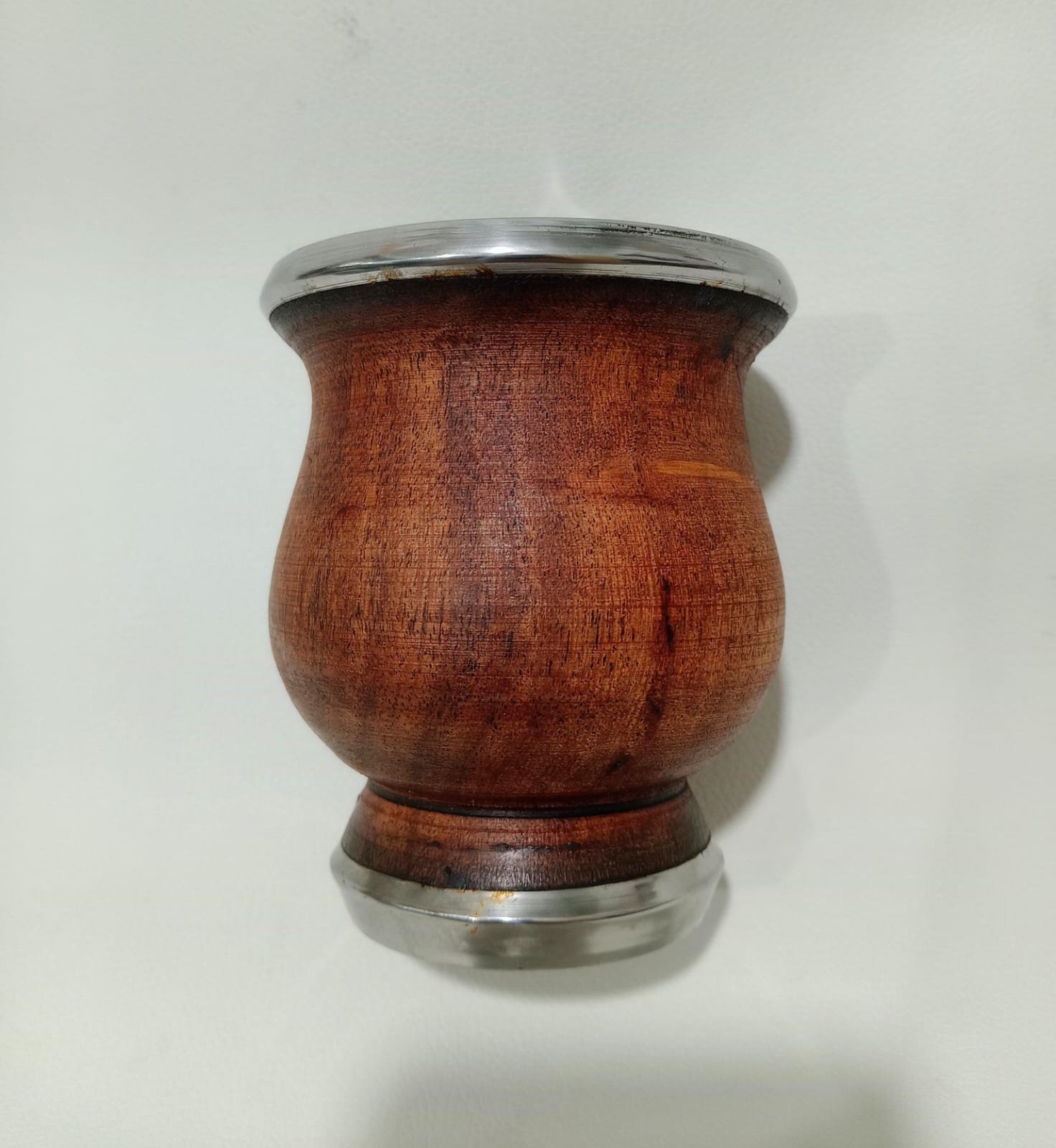 MATE DE ALGARROBO CON VIROLA DE ACERO Y BASE MAT665